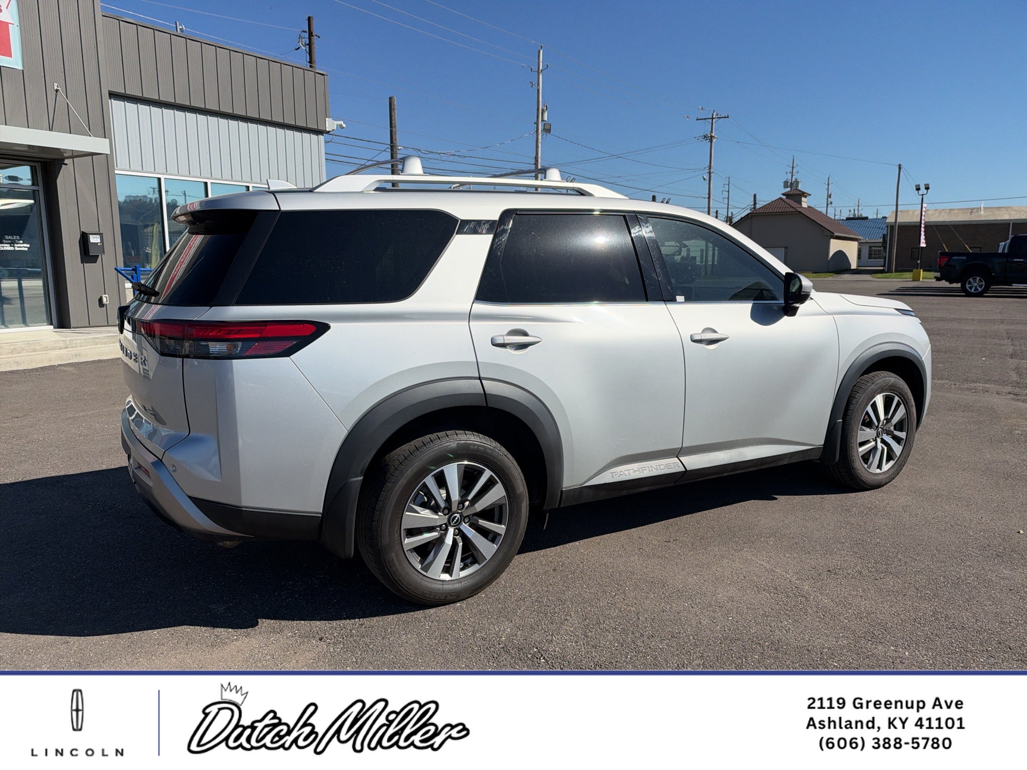 2023 Nissan Pathfinder SL