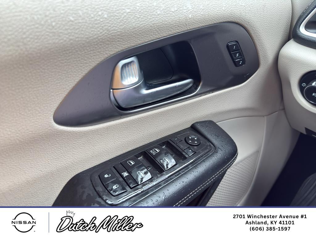 2023 Chrysler Pacifica Hybrid Touring L