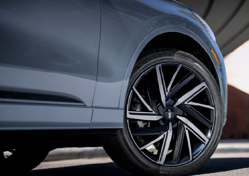 The wheel of the 2027 Lincoln Aviator® Black Label™ SUV is shown slightly angled out. | Dutch Miller Lincoln of Ashland in Ashland KY